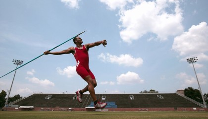 开云app-“高新体育中心：健力运动员挑战极限，举重赛事燃爆全场”