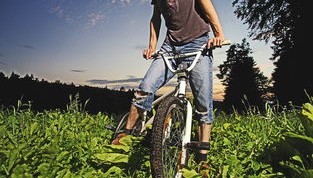 开云体育 kaiyun sports-全国青少年骑行挑战赛在成都激烈展开，少年快意人生，全国青少年自行车赛