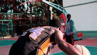 开云体育最新地址-篮球运动员技术动作稳定性及提升路径，篮球运动员如何锻炼身体