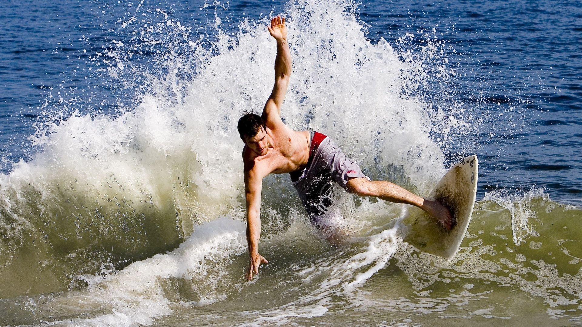 比赛中球员们发挥出色,向观众展示激烈竞争,球员们在赛场上