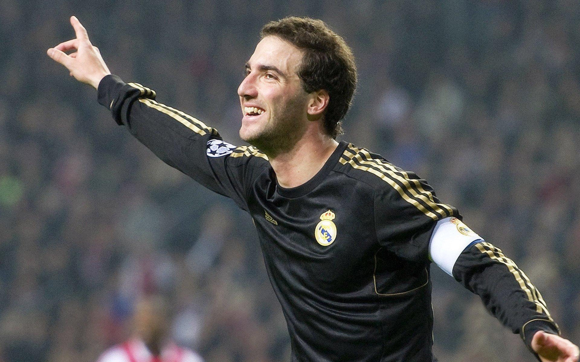 开云体育APP下载-蒂亚戈伸援手佩里西奇，AC米兰后卫互相支持，佩里西奇在国米几号